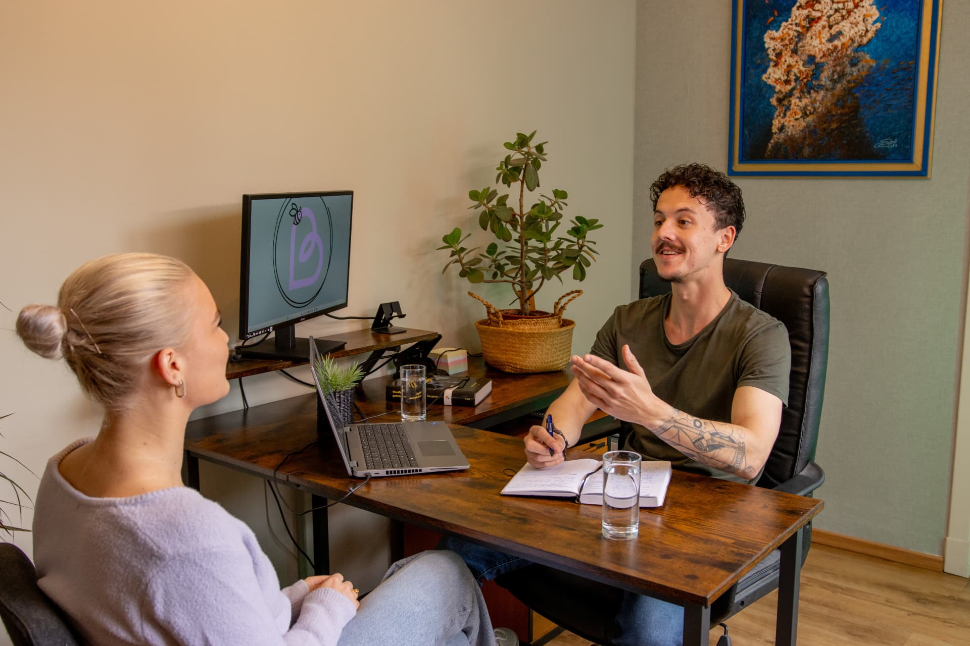 Sjoerd van B//BETTER in gesprek met een cliënt tijdens een coachsessie in Roermond